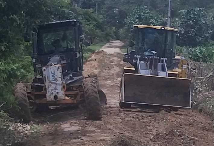 Camacã: Prefeito Paulo do Gás acompanha a recuperação da estrada do Km 2